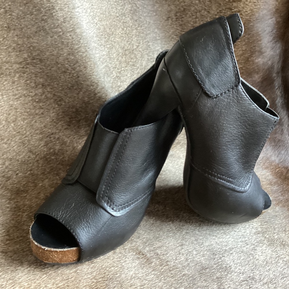 Vince Camuto Black Leather Heels - Picture 5 of 11